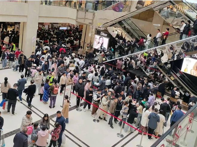 来外地游客爆满终于知道为啥走不出河南了AG真人旗舰厅登录越黑越红！端午节胖东(图7)