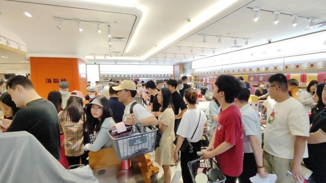 来外地游客爆满终于知道为啥走不出河南了AG真人旗舰厅登录越黑越红！端午节胖东(图3)